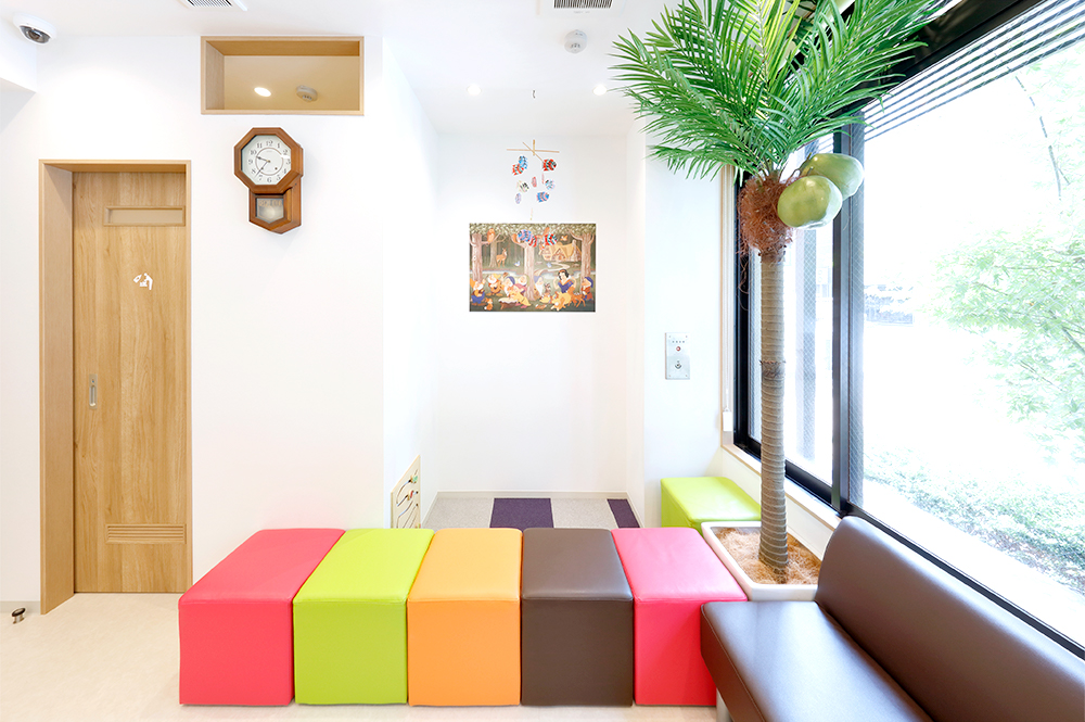 医療法人社団 とくなが小児歯科クリニック - レオ - 『待合室2』